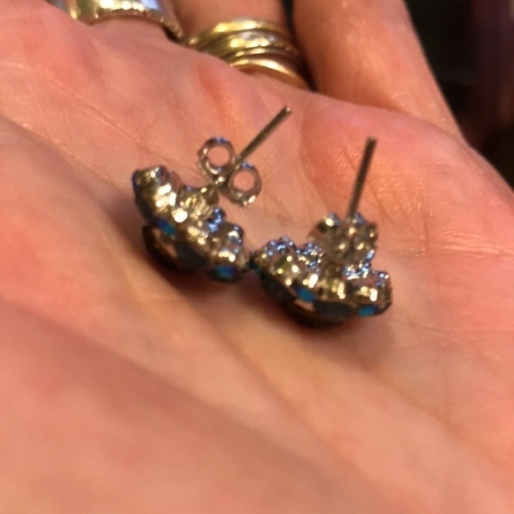 Post Earrings - Picture 3 of 4